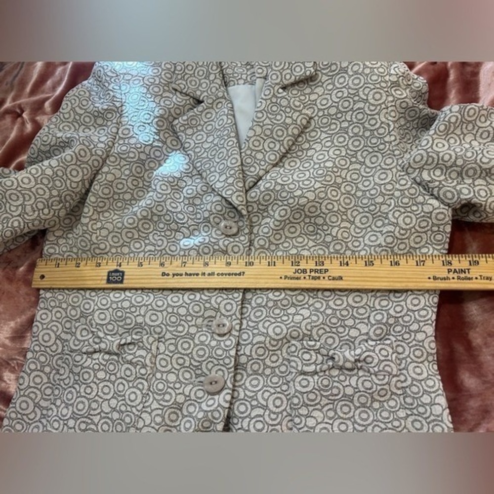Women's Gray Patterned Skirt Suit Set - Classic Blazer & Flounce Hem Skirt - Picture 6 of 11